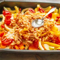 Наливаем рафинированное растительное или оливковое масло без запаха. Наливаем рафинированное растительное или оливковое масло без запаха.