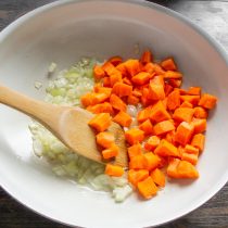 Нарезаем крупными кубиками морковь. Нарезаем крупными кубиками морковь.