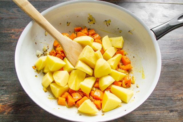 Очищаем картофель от кожуры. Нарезаем очищенный картофель крупными кусками. Очищаем картофель от кожуры. Нарезаем очищенный картофель крупными кусками.