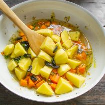 Насыпаем рис, булгур или кускус. Насыпаем рис, булгур или кускус.