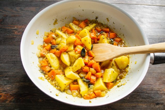 Готовим на тихом огне 20 минут. Следите за жидкостью в сковороде, если выкипает, влейте ещё немного кипятка. Готовим на тихом огне 20 минут. Следите за жидкостью в сковороде, если выкипает, влейте ещё немного кипятка.