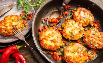 Котлеты запеченные с перцем и сыром Котлеты запеченные с перцем и сыром