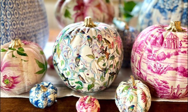 Вам понадобится немного клея для декупажа, губка-кисточка и ваши любимые салфетки. В результате получится поистине уникальная тыква.