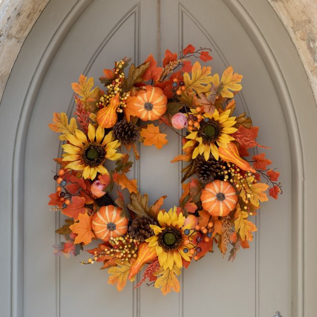 Чтобы венок получился долговечным возьмите сушеные декоративные тыковки небольшого размера.