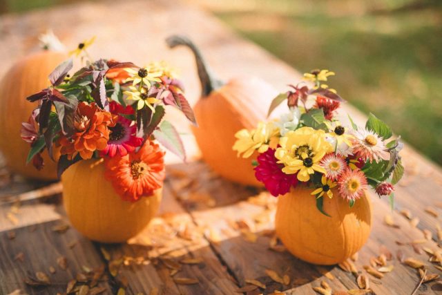 Традиционные осенние цвета будут просто великолепны и идеально подойдут для украшения обеденного стола.