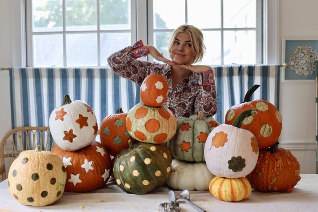 Не стесняйтесь украшать дом и добавьте немного фантазии для осеннего преображения крыльца. Тыквы, сложенные друг на друга, — это простой, но эффектный способ сделать интересный визуальный акцент на крыльце. 