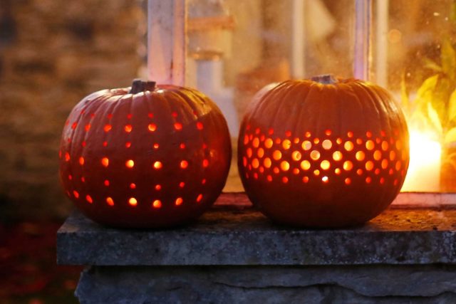 Для того чтобы сделать фонарик, вырежьте части тыквы, далее вырежьте фигурные отверстия. После того как все будет готово, поместите светодиодную гирлянду на батарейках внутрь тыквы. Срок годности такого фонаря составит от трёх дней до трёх недель.