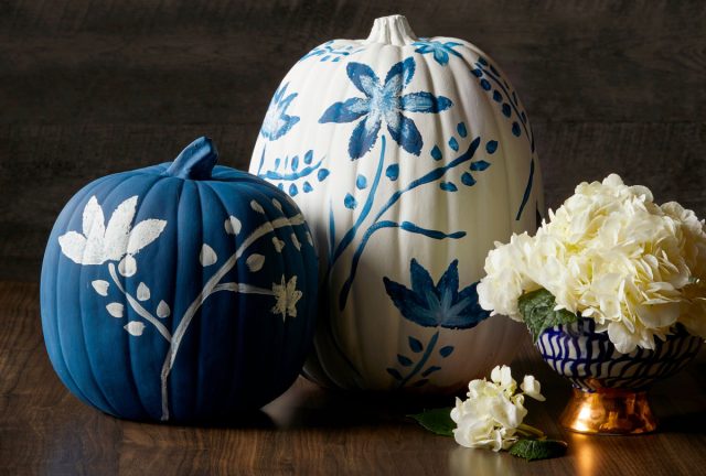 Для росписи подойдет практическая любая тыква, но рисовать будет легче на плоде с гладкой поверхностью.