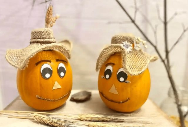 Доставайте пистолет с горячим клеем, разноцветную клейкую ленту, пенопласт, игрушечные глазки или что бы вы ни задумали — и украшайте!