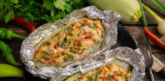 Лодочки из кабачков с куриным филе, перцем и зелёным луком - Рецепты Лодочки из кабачков с куриным филе, перцем и зелёным луком
