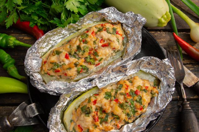 Лодочки из кабачков с куриным филе, перцем и зелёным луком Лодочки из кабачков с куриным филе, перцем и зелёным луком