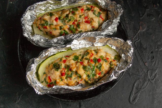 Ставим лодочки из кабачков с куриным филе на средний уровень разогретого духового шкафа. Готовим 25-30 минут. Ставим лодочки из кабачков с куриным филе на средний уровень разогретого духового шкафа. Готовим 25-30 минут.