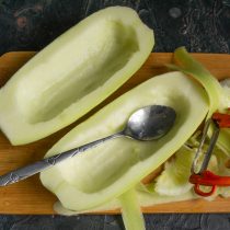 Ложкой достаём семечки с мякотью, оставляем только плотную, упругую мякоть. Ложкой достаём семечки с мякотью, оставляем только плотную, упругую мякоть.