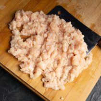 Нарезаем куриное филе поперек волокон небольшими кубиками, затем мелко рубим мясным топориком. Нарезаем куриное филе поперек волокон небольшими кубиками, затем мелко рубим мясным топориком.