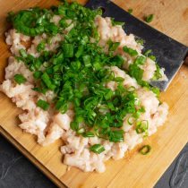 Нарезаем зелёный лучок мелко, добавляем к куриному филе. Нарезаем зелёный лучок мелко, добавляем к куриному филе.