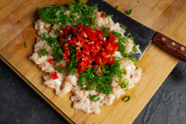 Нарезаем мякоть маленькими кубиками, добавляем к луку и курице. Нарезаем мякоть маленькими кубиками, добавляем к луку и курице.