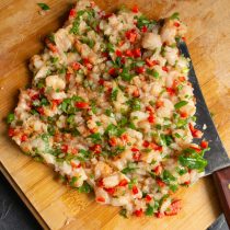 Рубим всё вместе мясным топориком пару минут – получается плотная котлетная масса. Рубим всё вместе мясным топориком пару минут – получается плотная котлетная масса.