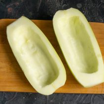 Посыпаем подготовленные половинка кабачка щепоткой соли, смазываем растительным маслом. Посыпаем подготовленные половинка кабачка щепоткой соли, смазываем растительным маслом.