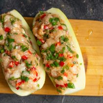 Делим начинку пополам, наполняем лодочки. Делим начинку пополам, наполняем лодочки.