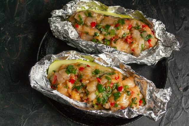 Нужно сделать герметичную оболочку из фольги с высоким бортиком, чтобы при запекании соки не вытекали. Нужно сделать герметичную оболочку из фольги с высоким бортиком, чтобы при запекании соки не вытекали.