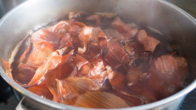 Можно сделать и концентрированный отвар: 20 г шелухи на литр воды, поварить 5-7 мин и настоять часа 3.