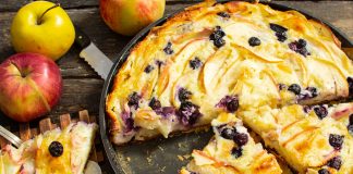 Простой пирог с голубикой и яблоками - Рецепты Простой пирог с голубикой и яблоками