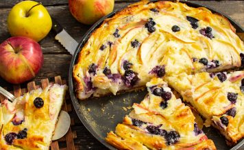 Простой пирог с голубикой и яблоками Простой пирог с голубикой и яблоками