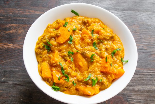 Рагу из тыквы с фаршем и чечевицей украшаем мелко нарезанной зеленью и подаем на стол горячим. Рагу из тыквы с фаршем и чечевицей украшаем мелко нарезанной зеленью и подаем на стол горячим.