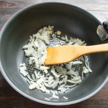 В разогретое масло бросаем нарезанный лук. В разогретое масло бросаем нарезанный лук.