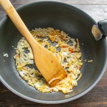 Добавляем к луку чайную ложку аджики из красного перца. Добавляем к луку чайную ложку аджики из красного перца.