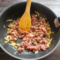 Обжариваем фарш с луком несколько минут на среднем огне. Обжариваем фарш с луком несколько минут на среднем огне.