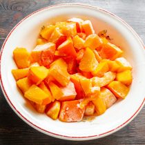 Вы можете готовить это блюдо со свежей или замороженной тыквой. Вы можете готовить это блюдо со свежей или замороженной тыквой.