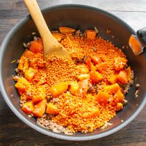 Смешиваем тыкву с фаршем, сверху насыпаем красную чечевицу. Смешиваем тыкву с фаршем, сверху насыпаем красную чечевицу.