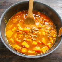 Вливаем горячую воду или горячий куриный бульон. Вливаем горячую воду или горячий куриный бульон.