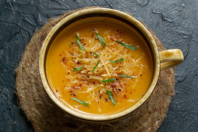 Разливаем сливочный суп из сладкого картофеля в тарелки. Посыпаем тертым сыром, зеленью и паприкой с перцем. Разливаем сливочный суп из сладкого картофеля в тарелки. Посыпаем тертым сыром, зеленью и паприкой с перцем.