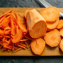 Морковь режем тонкой соломкой, сладкий картофель кружочками или кубиками. Морковь режем тонкой соломкой, сладкий картофель кружочками или кубиками.