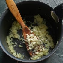 Бросаем в кастрюльку с маслом лук и чеснок, обжариваем на небольшом огне 5-7 минут. Бросаем в кастрюльку с маслом лук и чеснок, обжариваем на небольшом огне 5-7 минут.