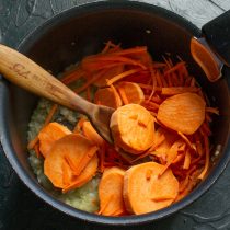 К обжаренному луку добавляем сладкий картофель и морковь. К обжаренному луку добавляем сладкий картофель и морковь.