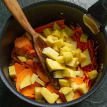 Обычную картошку режем кубиками и добавляем к остальным овощам. Обычную картошку режем кубиками и добавляем к остальным овощам.