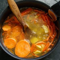 Наливаем 1 литр кипятка или бульона. Наливаем 1 литр кипятка или бульона.