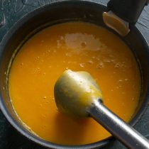 Погружным блендером измельчаем ингредиенты до кремового состояния. Погружным блендером измельчаем ингредиенты до кремового состояния.