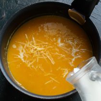 Добавляем тёртый сыр в кастрюльку с супом, вливаем сливки. Добавляем тёртый сыр в кастрюльку с супом, вливаем сливки.