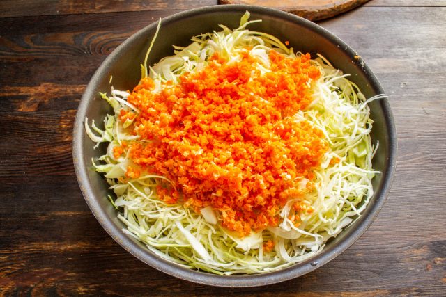 Морковь, хрен и чеснок пропускаем через мясорубку с мелкой решеткой. Морковь, хрен и чеснок пропускаем через мясорубку с мелкой решеткой.