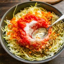 Насыпаем соль, сахарный песок, молотый черный перец по вкусу. Насыпаем соль, сахарный песок, молотый черный перец по вкусу.