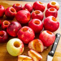 Для заготовки желе возьмите спелые яблоки без признаков порчи.