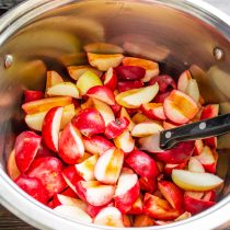 Нарезаем очищенные от сердцевины яблоки мелкими ломтиками.