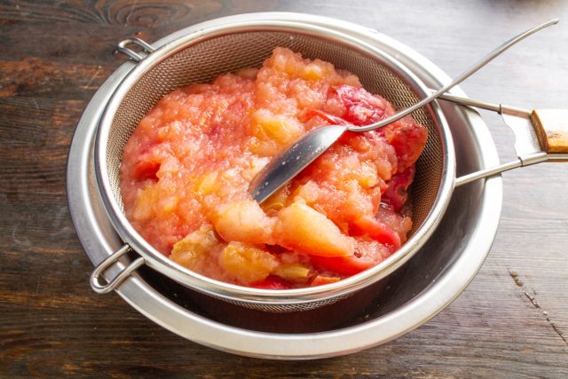 Вареные яблоки откидываем на сито, под сито ставим вместительную миску.