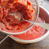 Ложкой протираем яблоки сквозь сито.