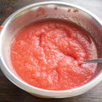 Возвращаем протертое пюре в кастрюлю, нагреваем до кипения, кипятим 2-3 минуты.