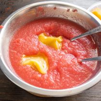 Добавляем в яблочное пюре мед.